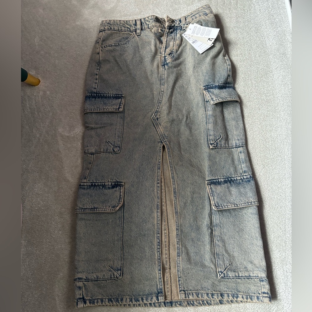 Beautiful cargo denim skirt. MIDI length. Slit. Regular fit